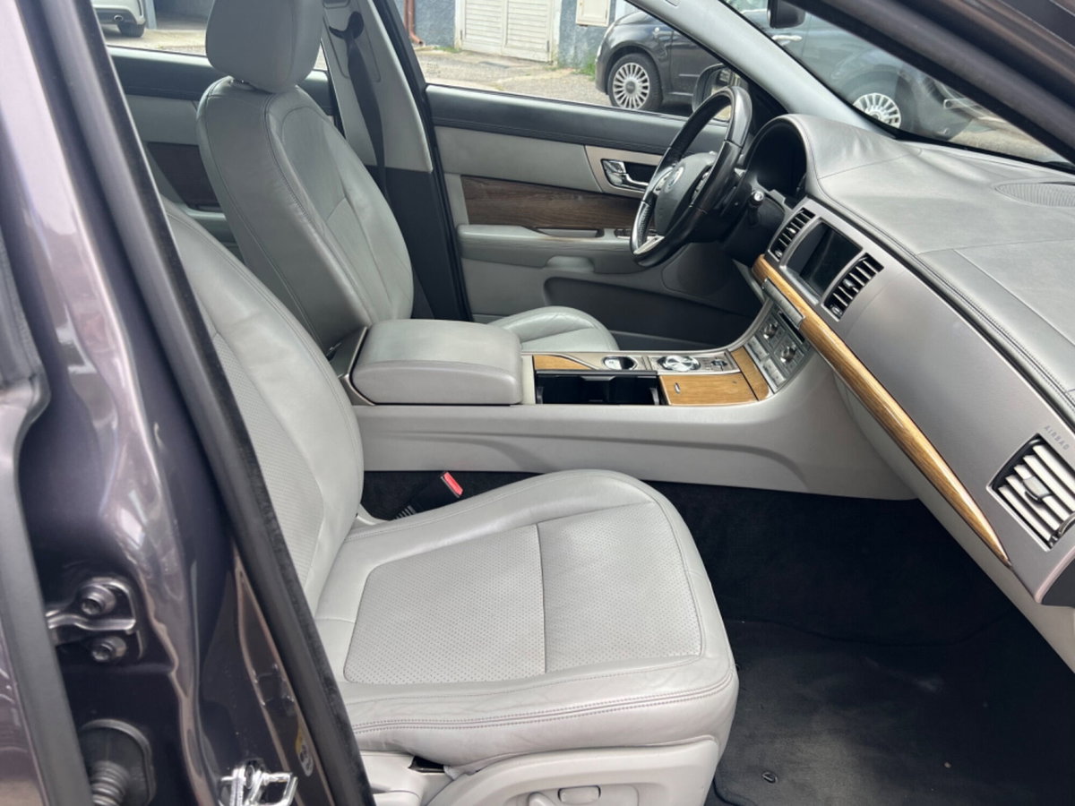 Jaguar XF 2.7D V6 Premium Luxury (12)