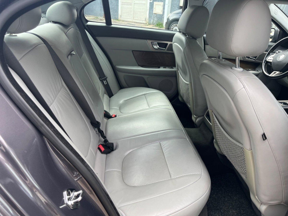 Jaguar XF 2.7D V6 Premium Luxury (13)