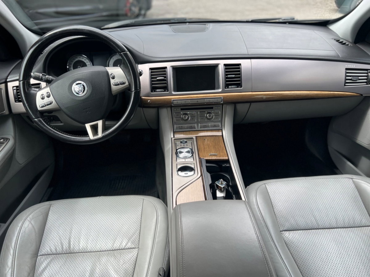 Jaguar XF 2.7D V6 Premium Luxury (14)
