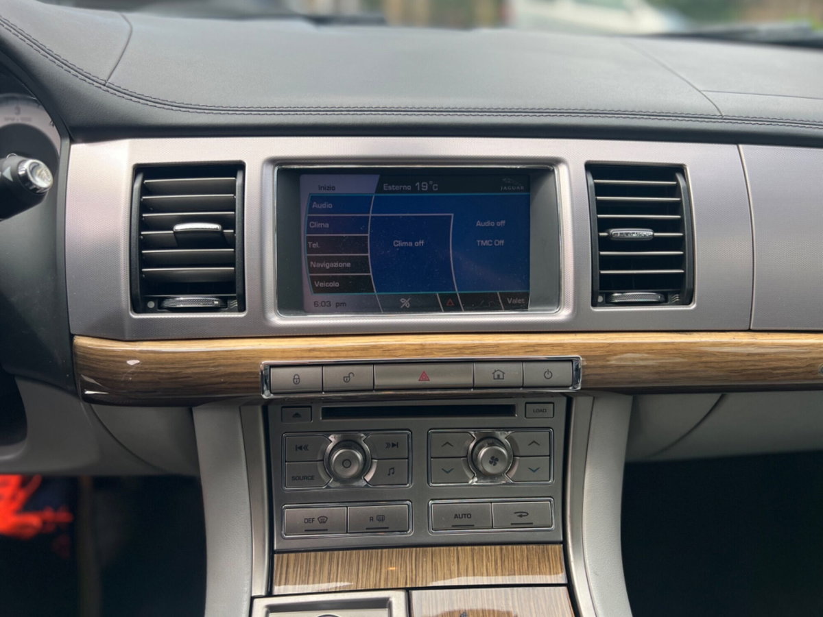 Jaguar XF 2.7D V6 Premium Luxury (15)