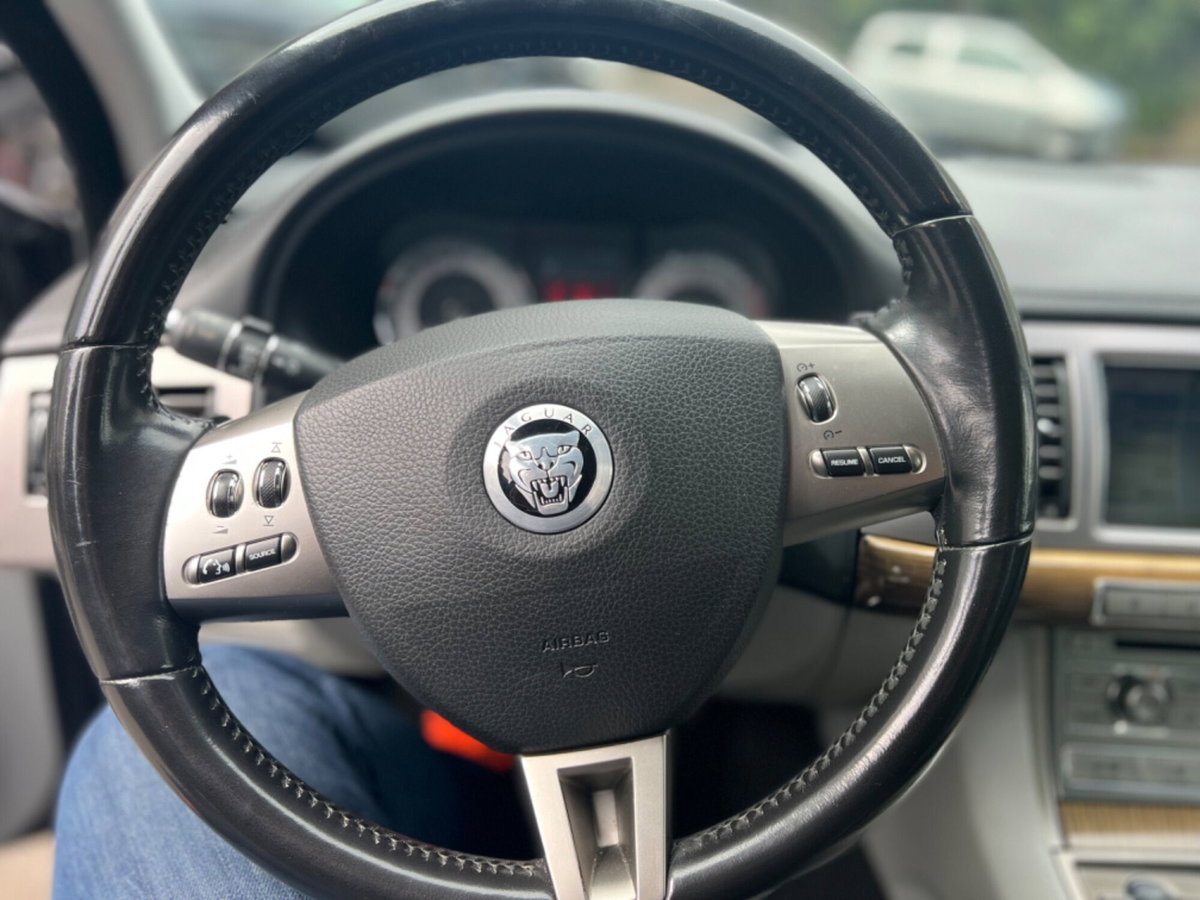Jaguar XF 2.7D V6 Premium Luxury (17)