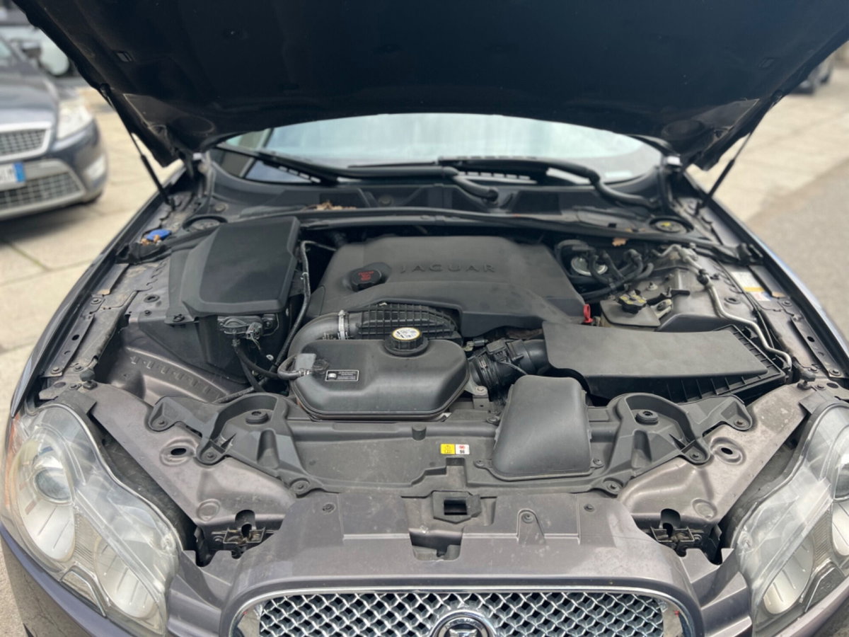 Jaguar XF 2.7D V6 Premium Luxury (18)