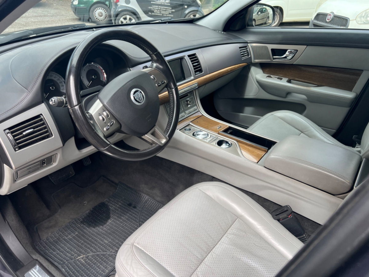 Jaguar XF 2.7D V6 Premium Luxury (6)