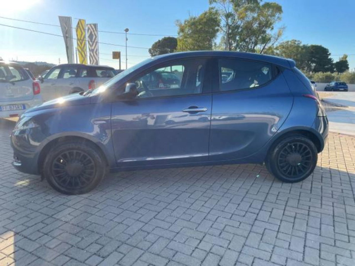 Lancia Ypsilon 1.0 FireFly 5 porte S&S Hybrid Ecochic Silver (4)