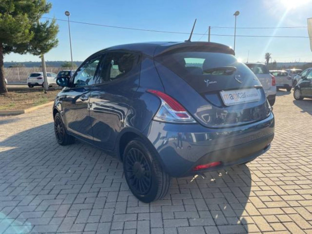 Lancia Ypsilon 1.0 FireFly 5 porte S&S Hybrid Ecochic Silver (5)