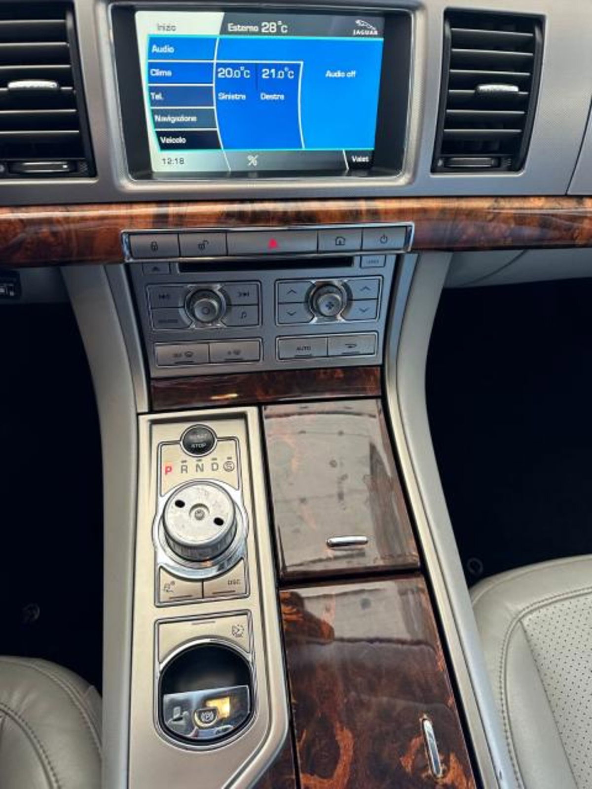 Jaguar XF 3.0 V6 Luxury (14)