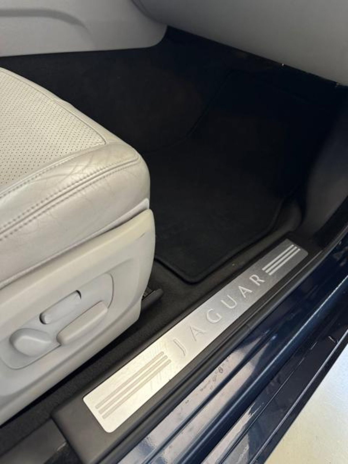 Jaguar XF 3.0 V6 Luxury (17)