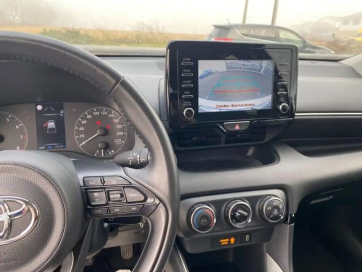 Toyota Yaris 1.5 5 porte Active (5)