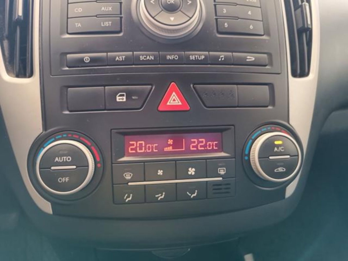 Kia cee'd 1.6 CRDi VGT 115CV 5p. EX (12)