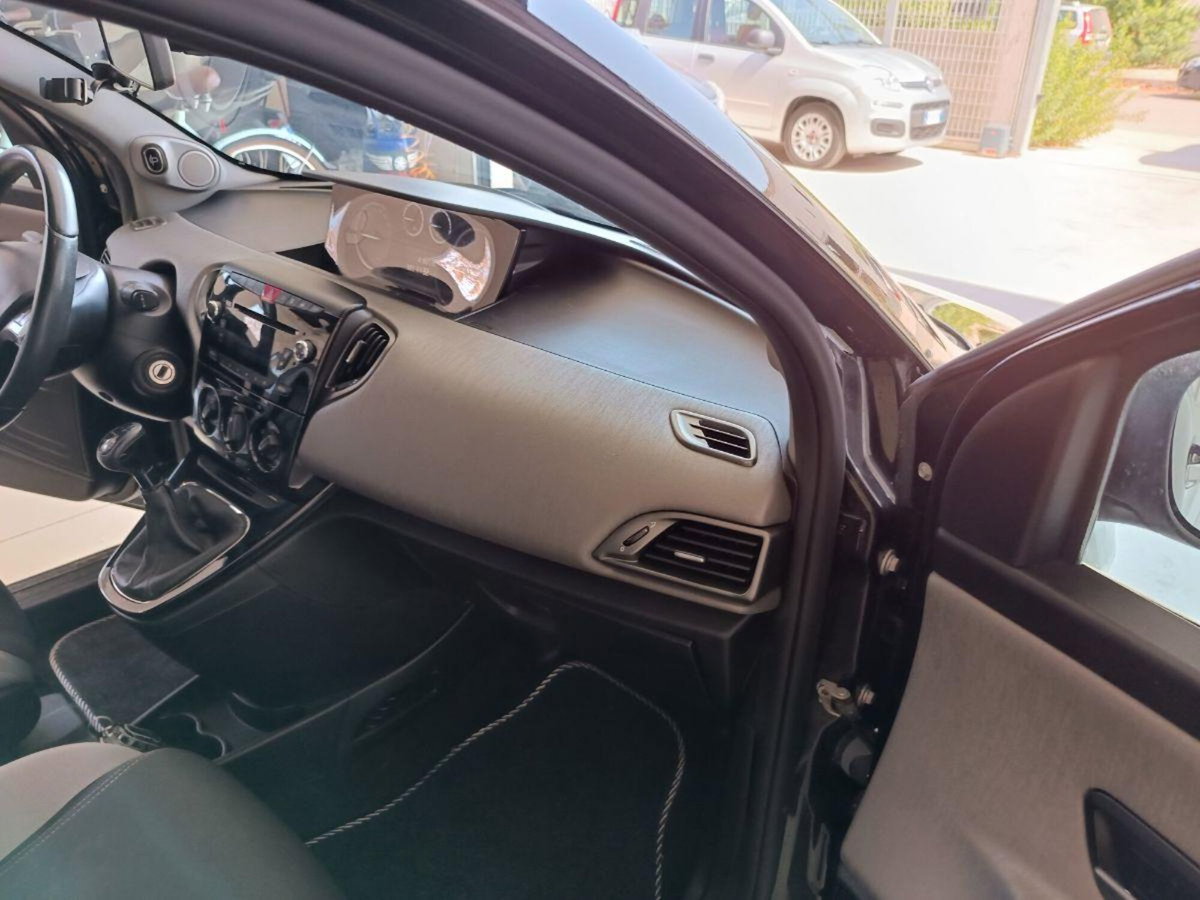 Lancia Ypsilon 1.3 MJT 16V 95 CV 5 porte S&S Platinum (14)