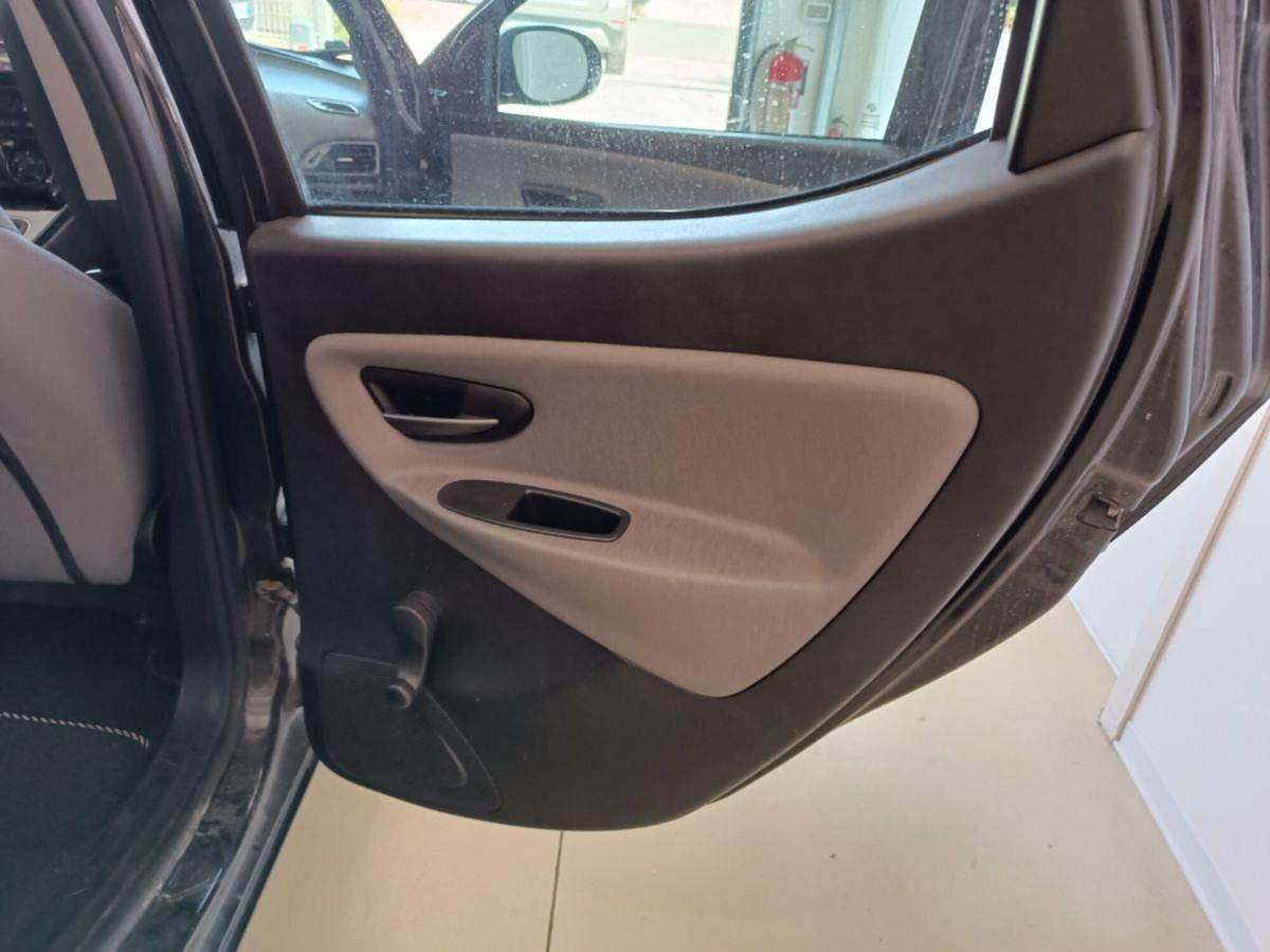 Lancia Ypsilon 1.3 MJT 16V 95 CV 5 porte S&S Platinum (16)