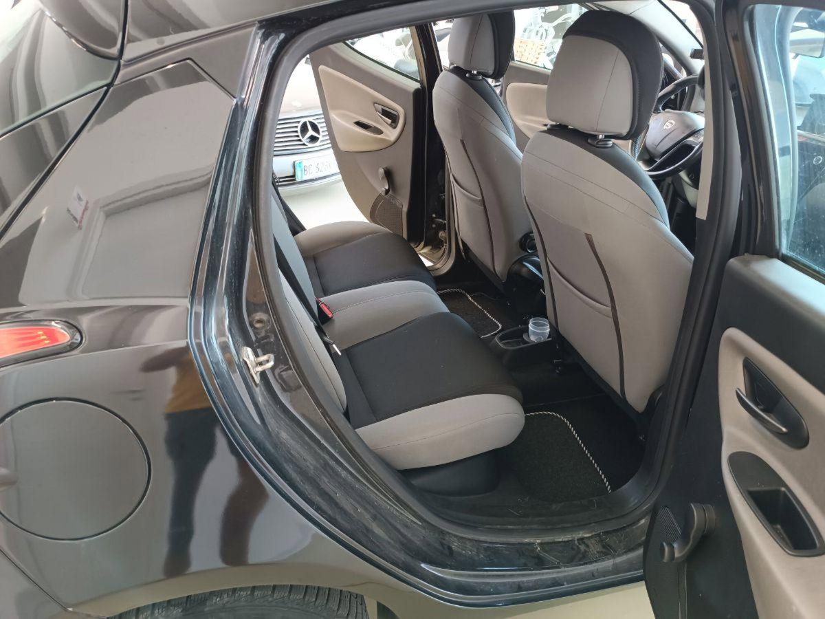 Lancia Ypsilon 1.3 MJT 16V 95 CV 5 porte S&S Platinum (17)