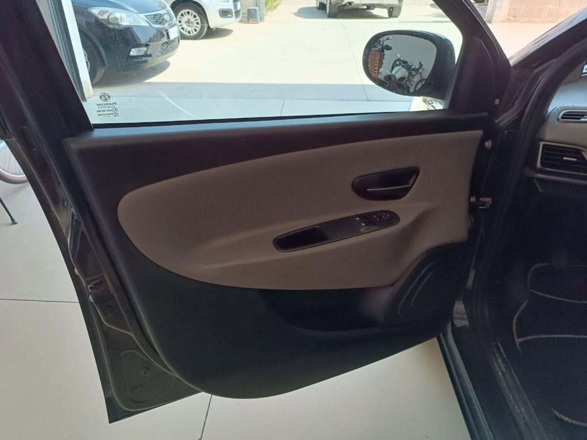 Lancia Ypsilon 1.3 MJT 16V 95 CV 5 porte S&S Platinum (7)
