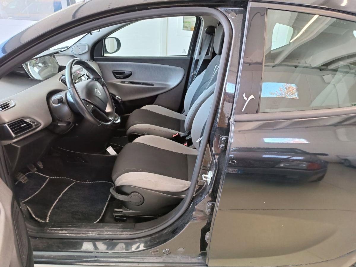 Lancia Ypsilon 1.3 MJT 16V 95 CV 5 porte S&S Platinum (8)