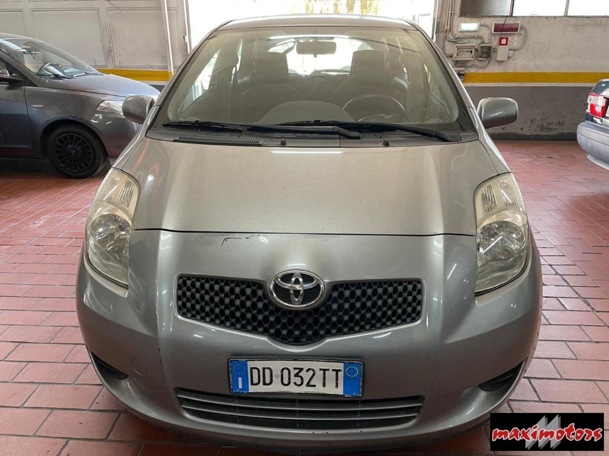 Toyota Yaris 1.D-4D 3 porte Sol (2)