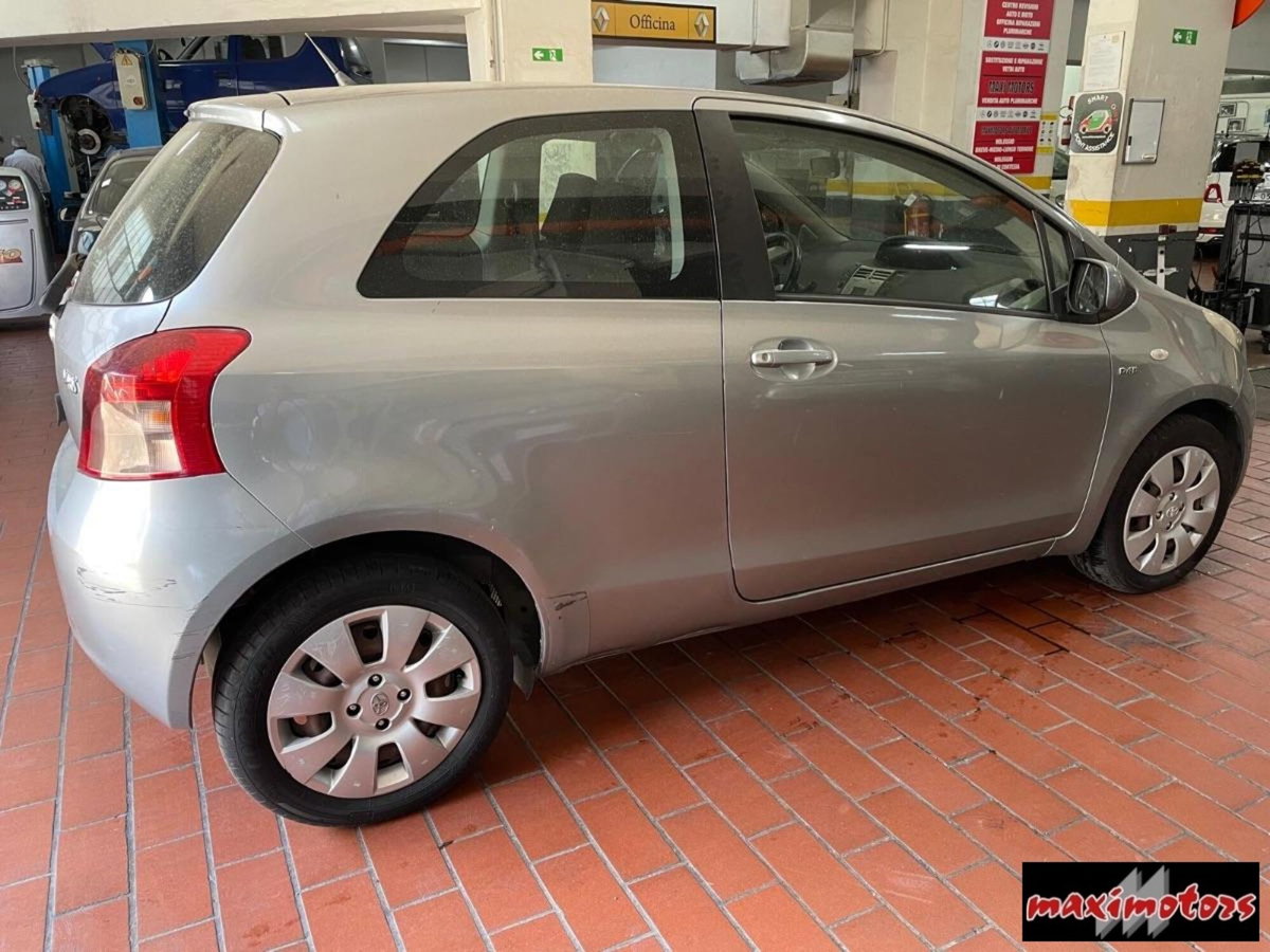 Toyota Yaris 1.D-4D 3 porte Sol (4)
