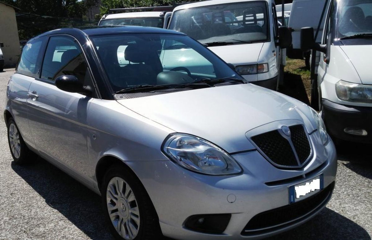 Lancia Ypsilon 1.4 16V Sport MomoDesign