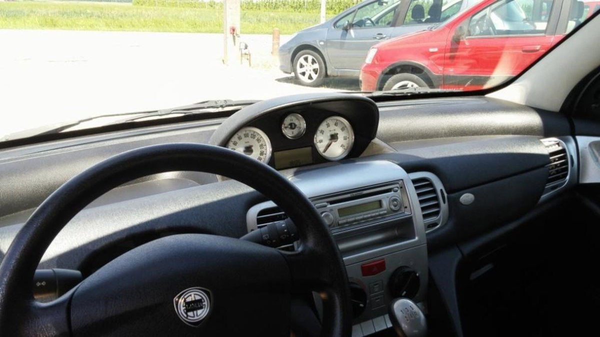 Lancia Ypsilon 1.4 16V Sport MomoDesign (12)