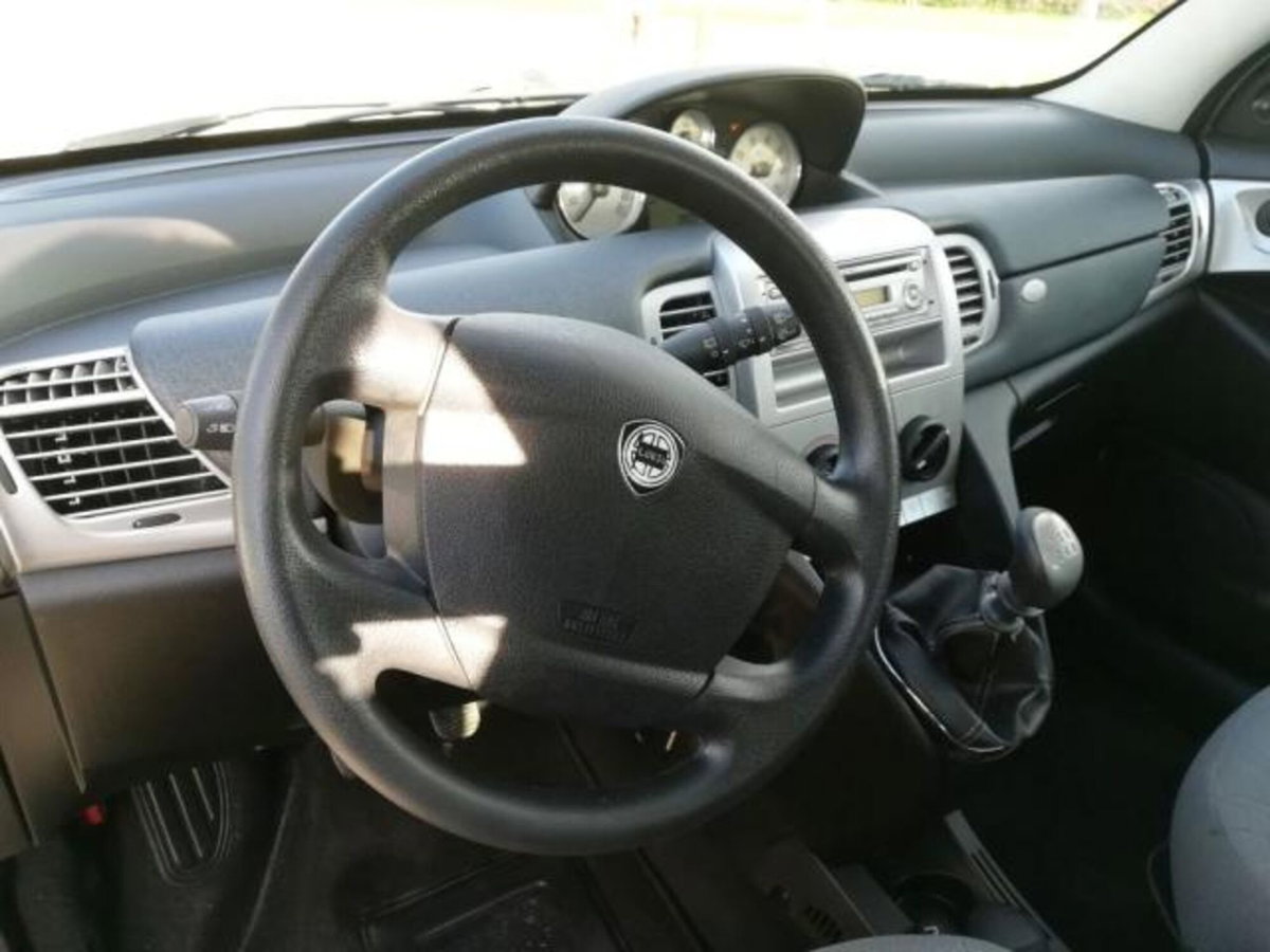 Lancia Ypsilon 1.4 16V Sport MomoDesign (13)