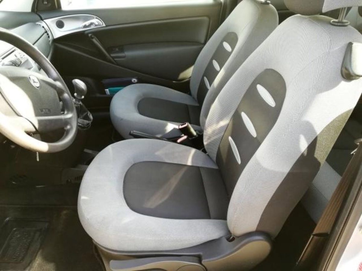 Lancia Ypsilon 1.4 16V Sport MomoDesign (14)