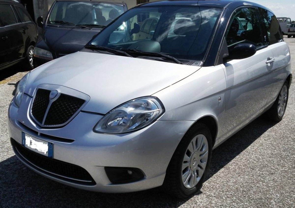Lancia Ypsilon 1.4 16V Sport MomoDesign (2)