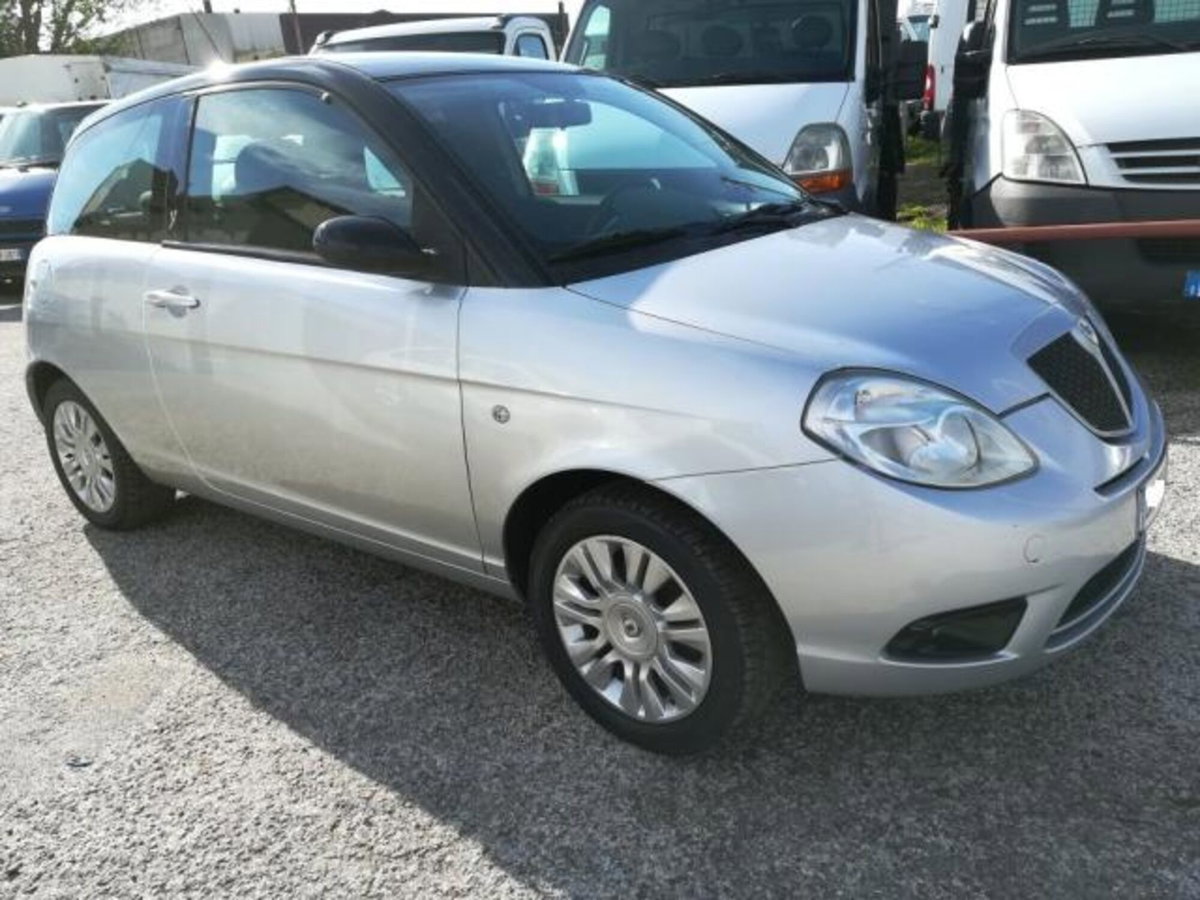Lancia Ypsilon 1.4 16V Sport MomoDesign (6)
