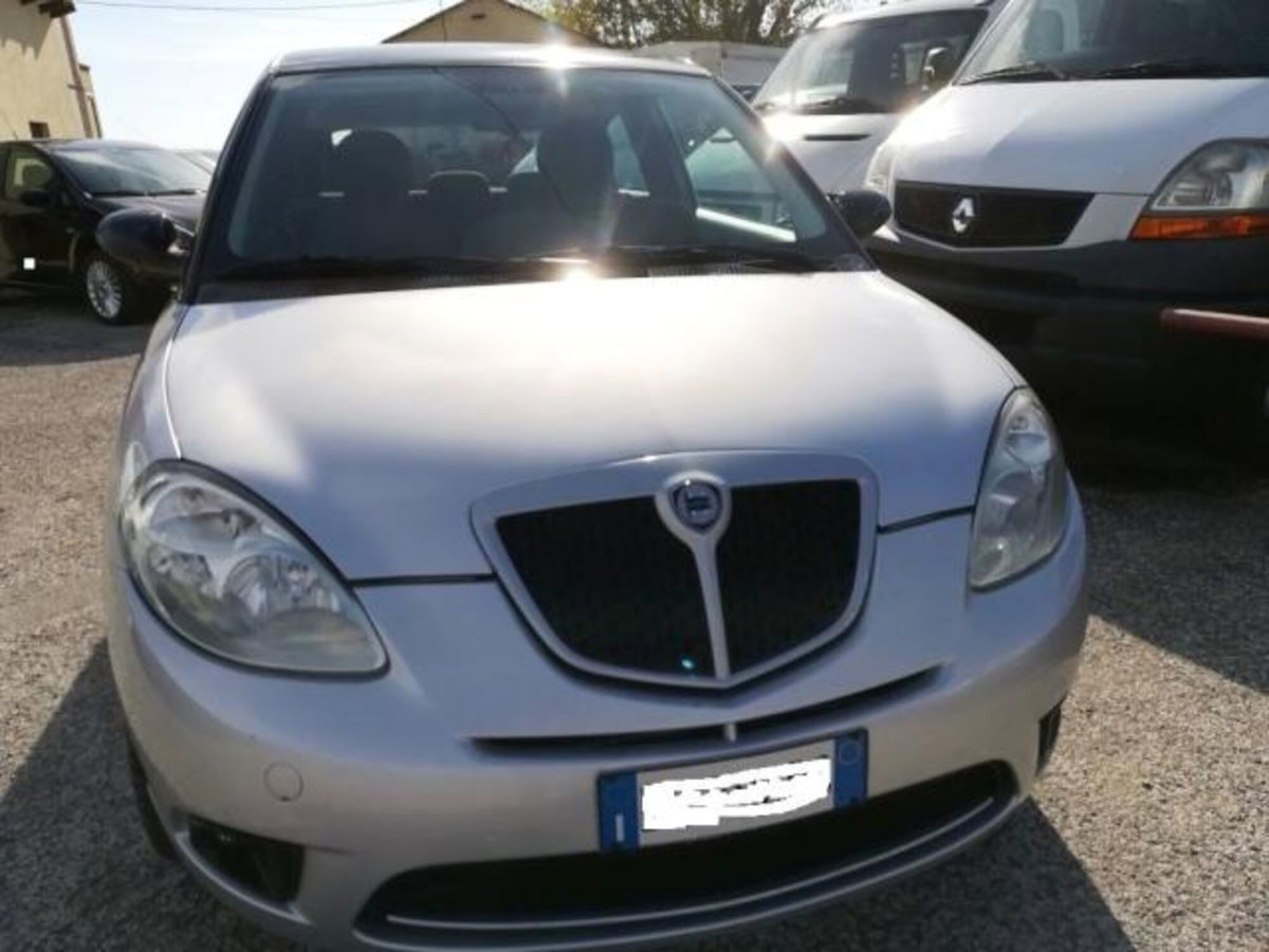 Lancia Ypsilon 1.4 16V Sport MomoDesign (7)