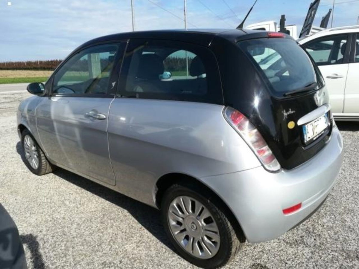 Lancia Ypsilon 1.4 16V Sport MomoDesign (8)