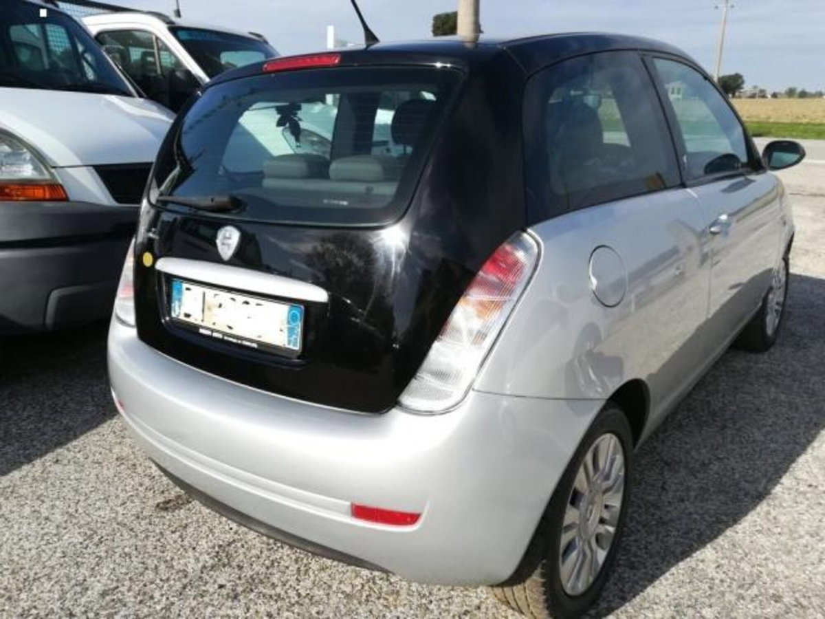 Lancia Ypsilon 1.4 16V Sport MomoDesign (9)