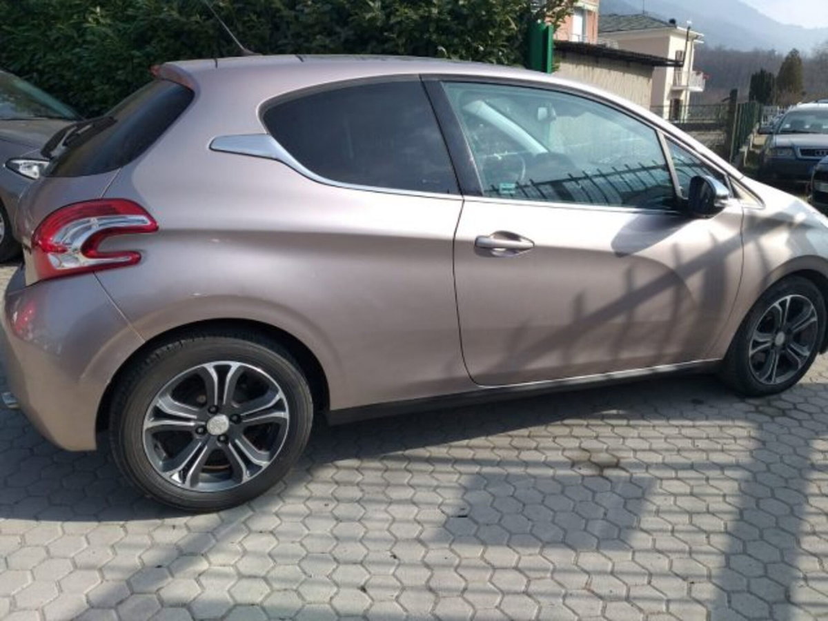 Peugeot 208 HDi 68 CV 3 porte Access (2)