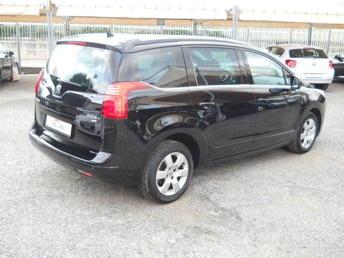 Peugeot 5008 1.6 e-HDi 115CV Stop&Start ETG6 Allure (11)