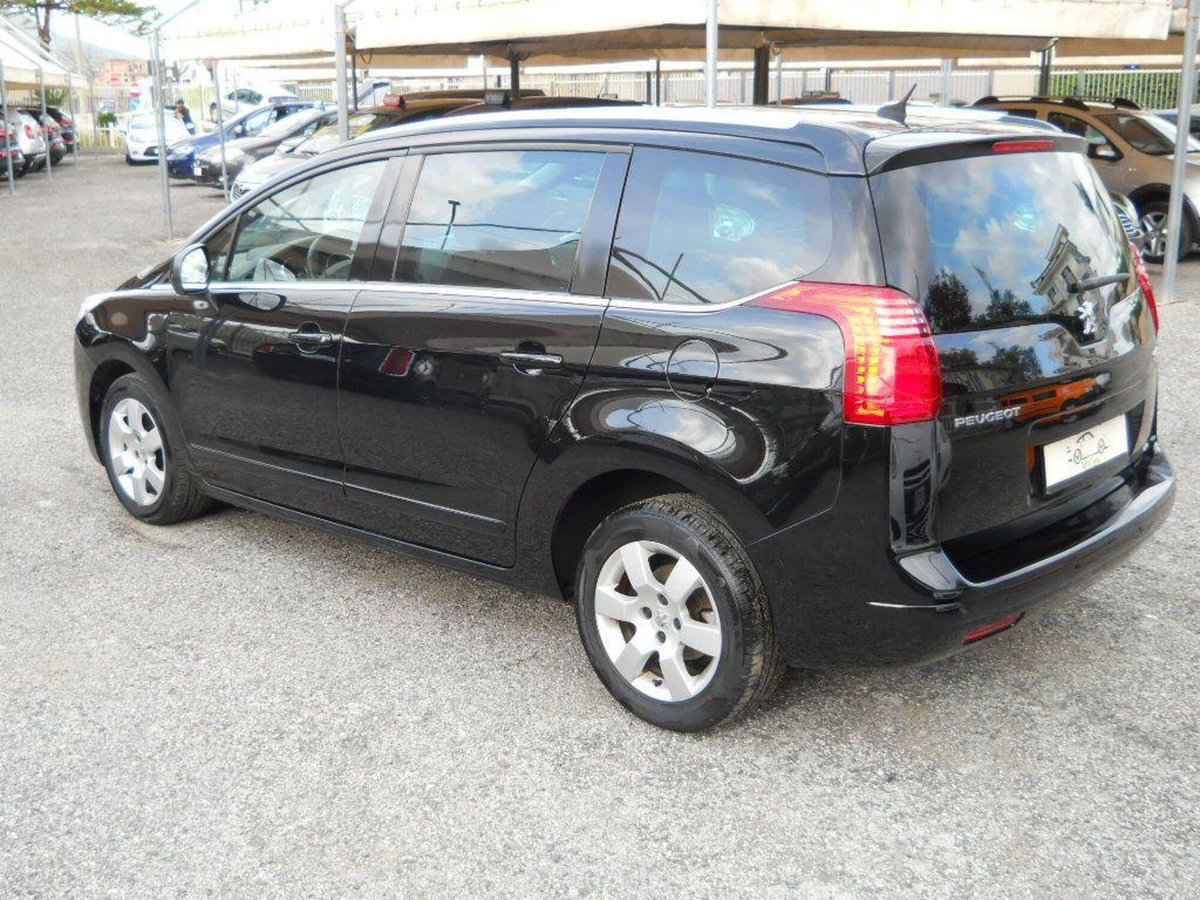 Peugeot 5008 1.6 e-HDi 115CV Stop&Start ETG6 Allure (17)