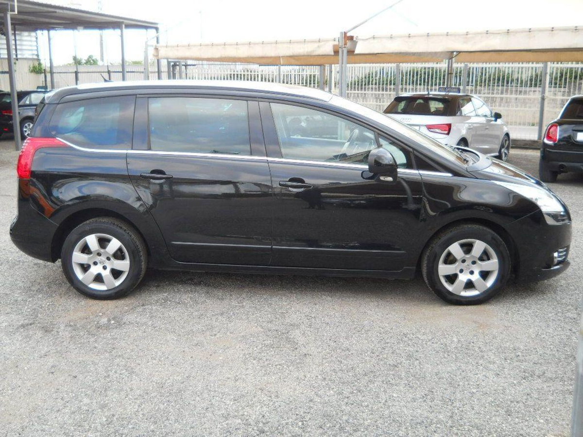Peugeot 5008 1.6 e-HDi 115CV Stop&Start ETG6 Allure (8)