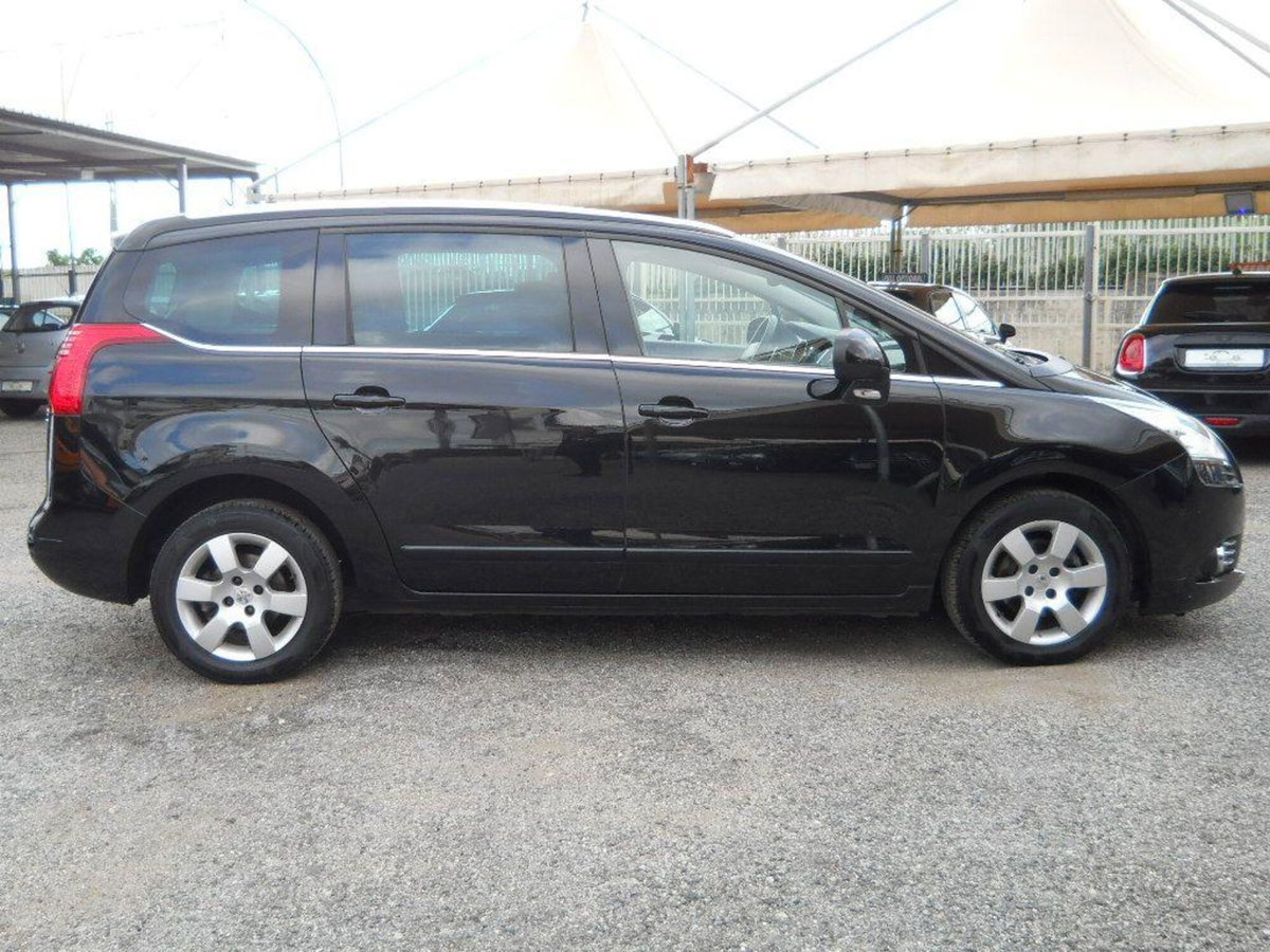 Peugeot 5008 1.6 e-HDi 115CV Stop&Start ETG6 Allure (9)