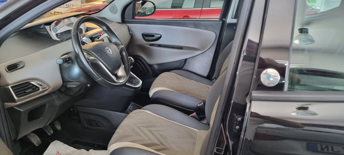 Lancia Ypsilon 0.9 TwinAir 85 CV 5 porte Metano Ecochic Gold (3)