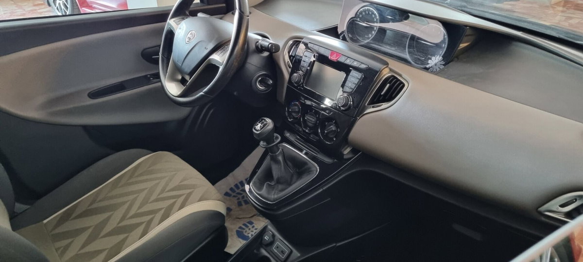 Lancia Ypsilon 0.9 TwinAir 85 CV 5 porte Metano Ecochic Gold (4)