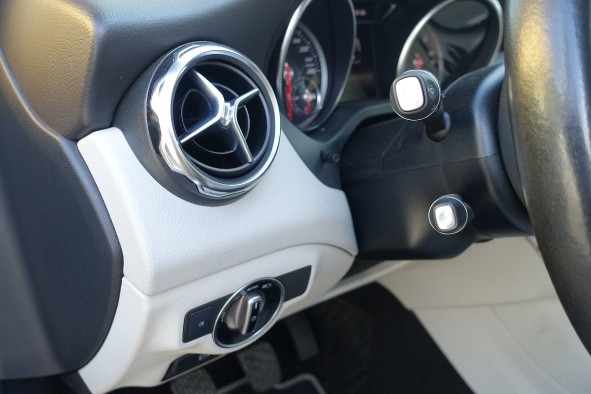 Mercedes-Benz GLA SUV 180 d Premium (11)