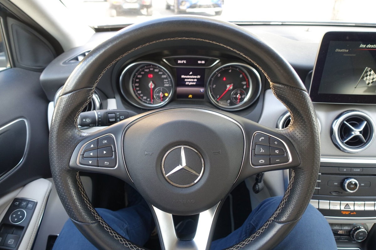Mercedes-Benz GLA SUV 180 d Premium (12)