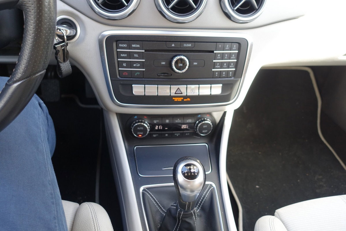 Mercedes-Benz GLA SUV 180 d Premium (13)