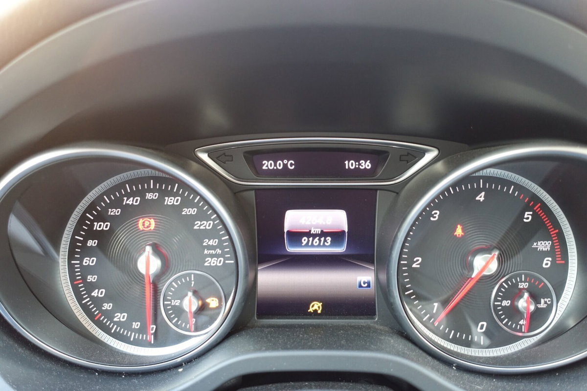 Mercedes-Benz GLA SUV 180 d Premium (15)