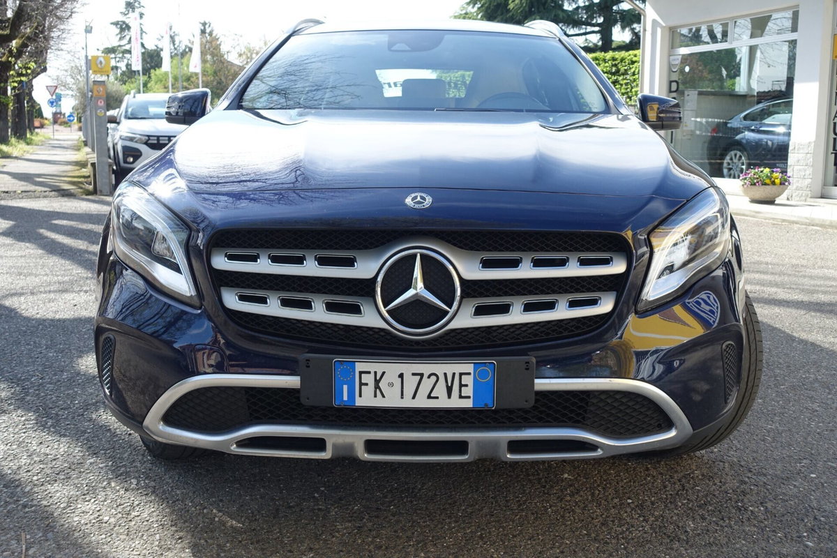 Mercedes-Benz GLA SUV 180 d Premium (2)