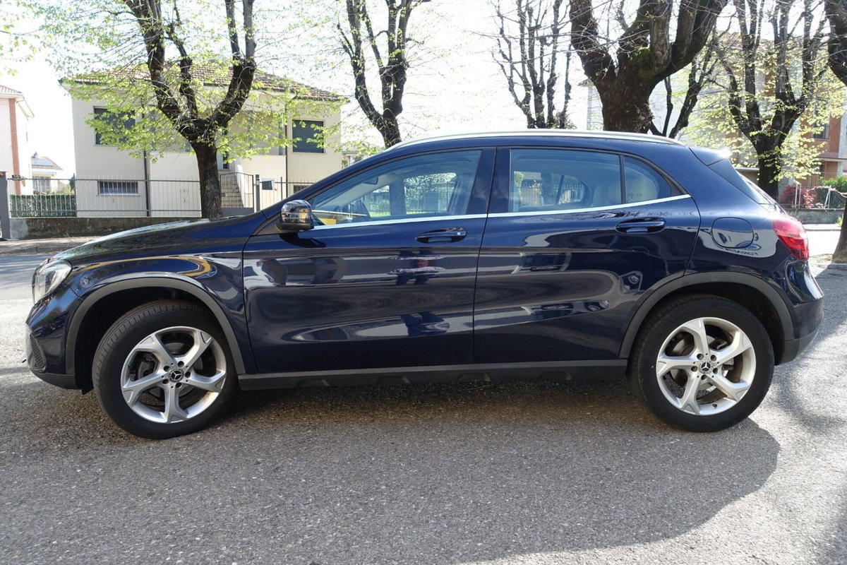 Mercedes-Benz GLA SUV 180 d Premium (4)