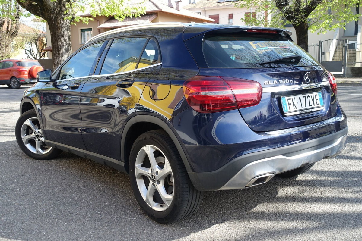 Mercedes-Benz GLA SUV 180 d Premium (5)