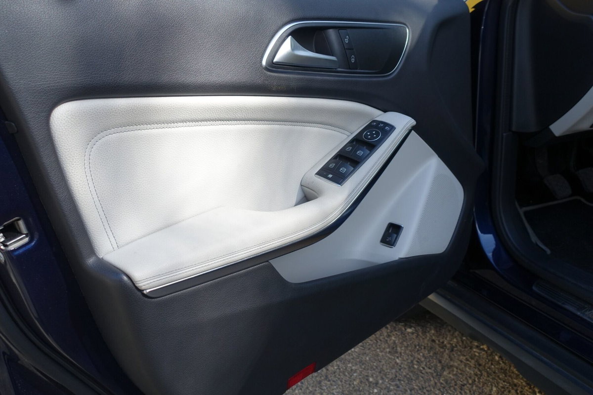 Mercedes-Benz GLA SUV 180 d Premium (9)