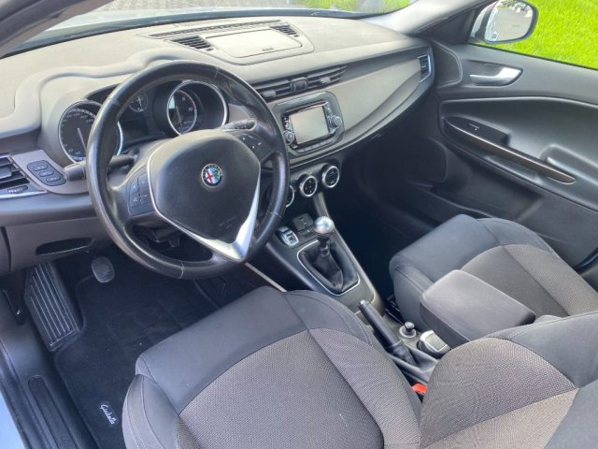 Alfa Romeo Giulietta 1.6 JTDm-2 Giulietta (5)
