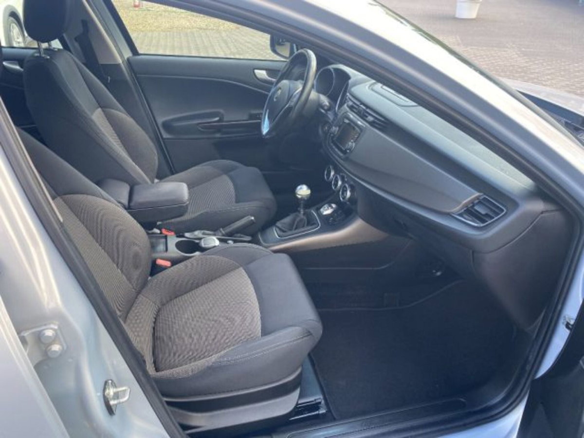 Alfa Romeo Giulietta 1.6 JTDm-2 Giulietta (8)