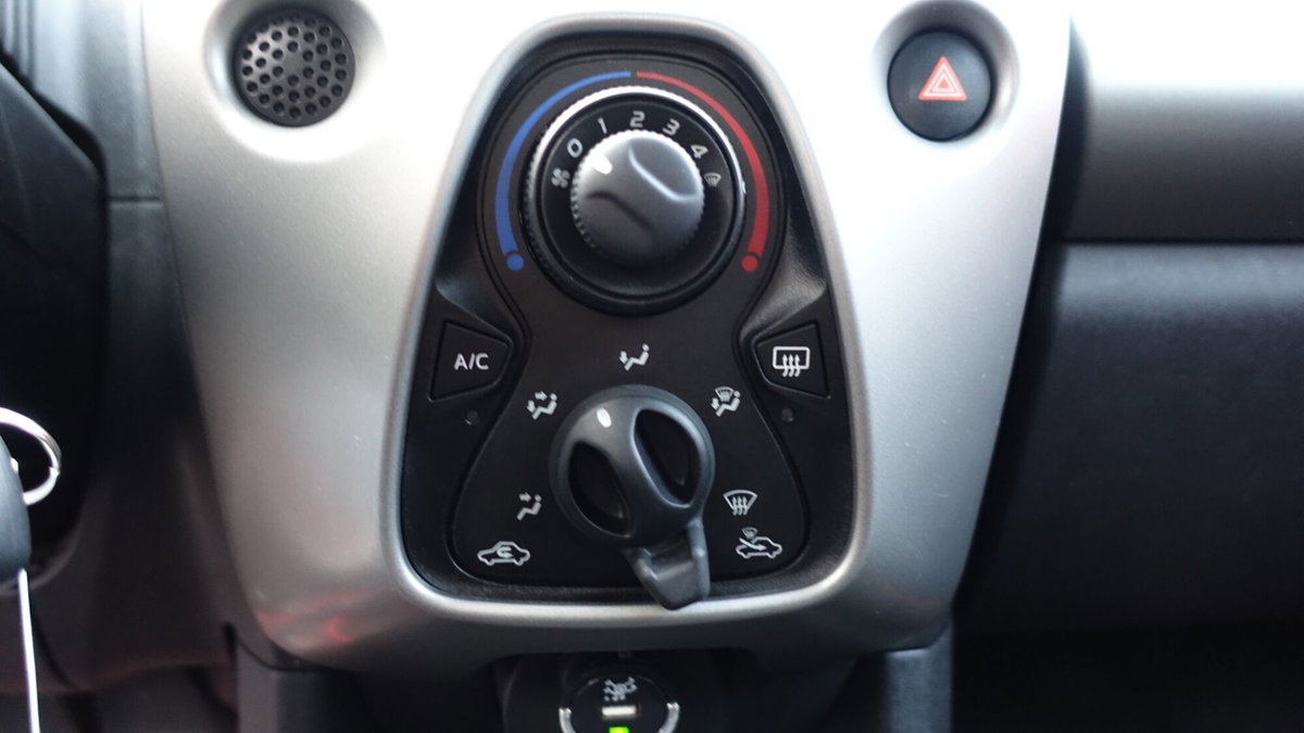 Citroen C1 C1 VTi 68 3 porte Shine (14)