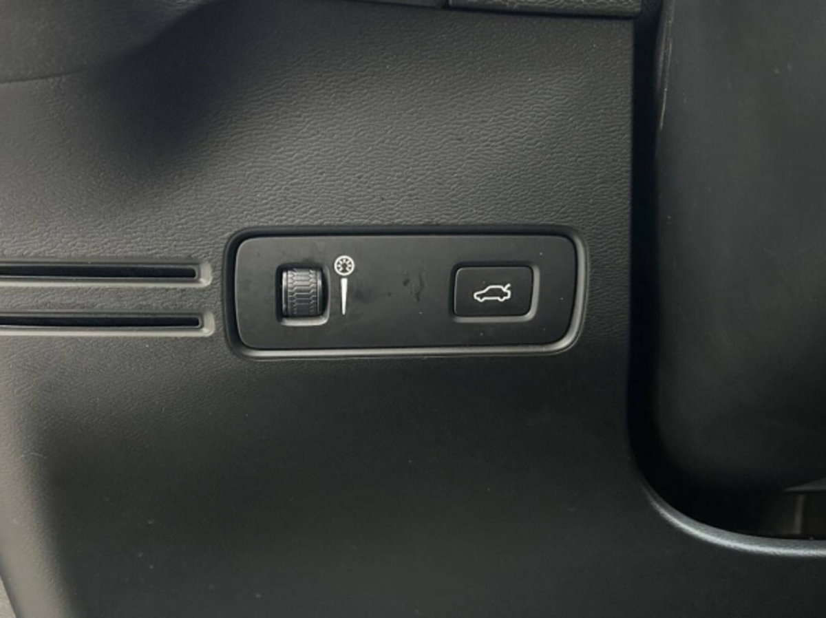 Volvo XC40 D4 AWD Geartronic Momentum (17)