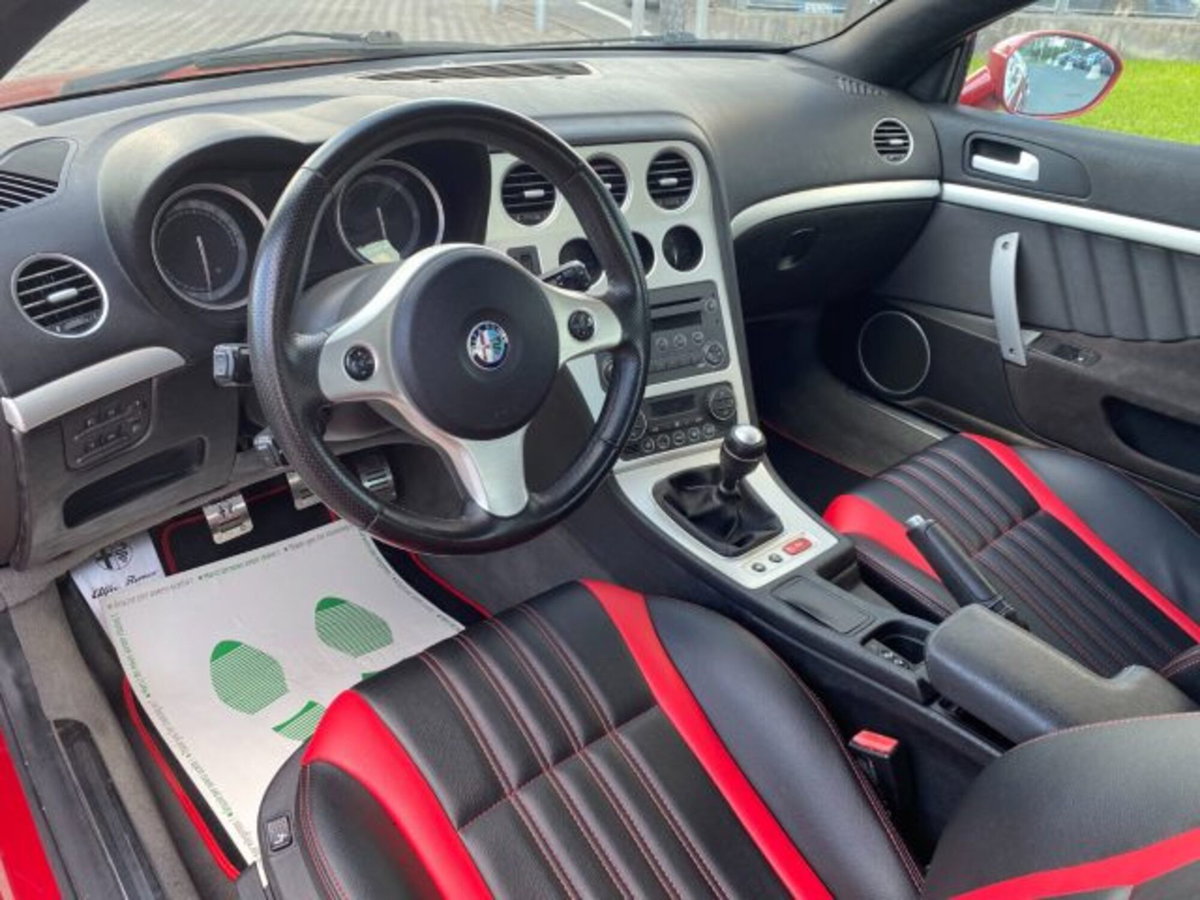 Alfa Romeo Spider 2.4 JTDm 210CV (5)