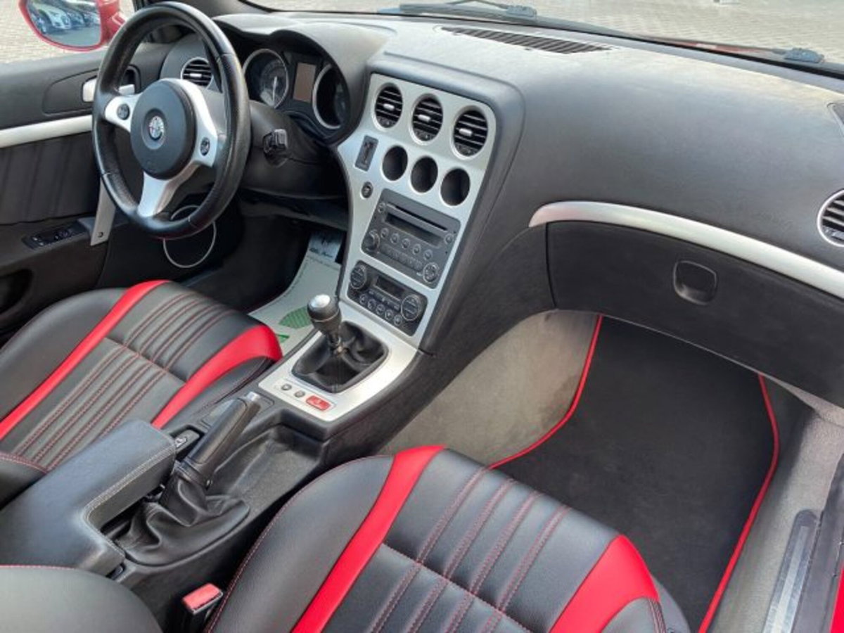 Alfa Romeo Spider 2.4 JTDm 210CV (9)